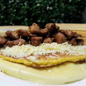 Cachapa con queso de mano y cochino frito