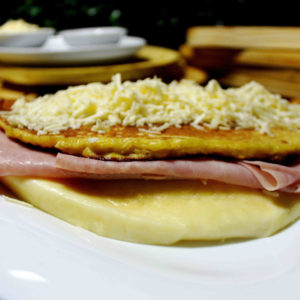 Cachapa con queso de mano y jamón