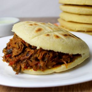 Arepa carne mechada