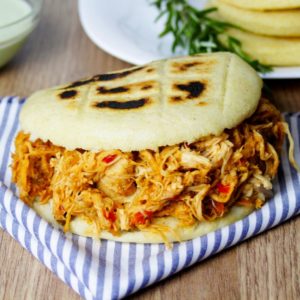Arepa de pollo mechado