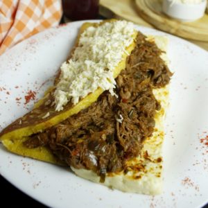 Cachapa con queso de mano y carne mechada