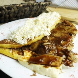 Cachapa con queso de mano y pernil al horno
