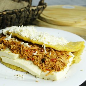 Cachapa con queso de mano y pollo