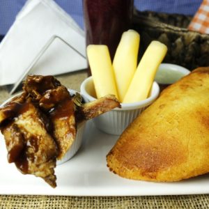 Empanada de pernil y queso